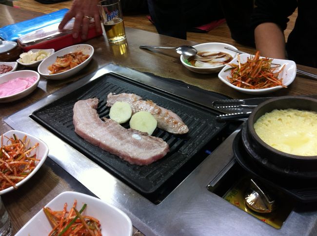 「オニャンカルビ」と言う店です。早速サムギョプサルを注文。メクチュ(ビール)で乾杯し、その後ソジュ(焼酎)です。