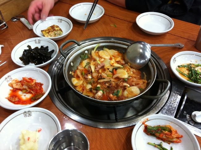 ナッチボックンです。ナッチとはテナガダコのこと。釜山流は煮込むようです。<br />(不覚にも私は、ややお酒がまわり小休憩)