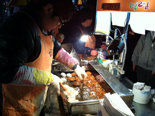 続いて、屋台へ。なんと言っても屋台の定番ホットク。私は大好き(チョアヨ)。