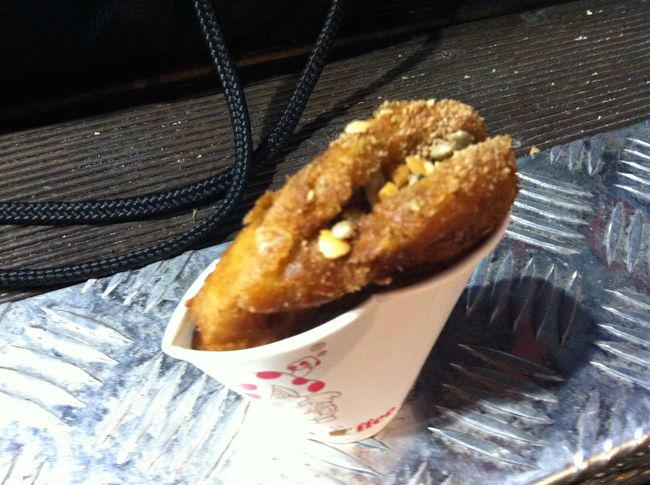 釜山のホットクは、ナッツでまぶします。行列が出来ていて１０分ぐらい待ちましたが、本当においしい。