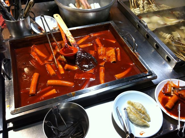 トッポッキと餃子を注文。トッポッキも屋台の定番ですね。