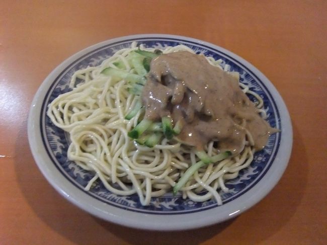 空港から市内まで１時間くらいかかるけど、おしゃべりしてたらあっというまに着いた。<br />私は韓国語はちょっとしたフレーズしかわからず、二人とも英語はイマイチなので、日本語と私の知っている韓国語、簡単な英語、さらにLINEの翻訳機能を使っての会話。笑<br />二人とも、伝えるのに必死で楽しかった。<br /><br />で、最初の目的地は横浜男さんから口コミいただいた偉富麺館。<br />あまりお腹はすいてなかったので、涼麺の小（40元）を二人で食べる。<br />確かにおいしい！！<br />ゴマとにんにくが効いてる！<br /><br />ただ、食後はものすごくにんにく臭い。笑