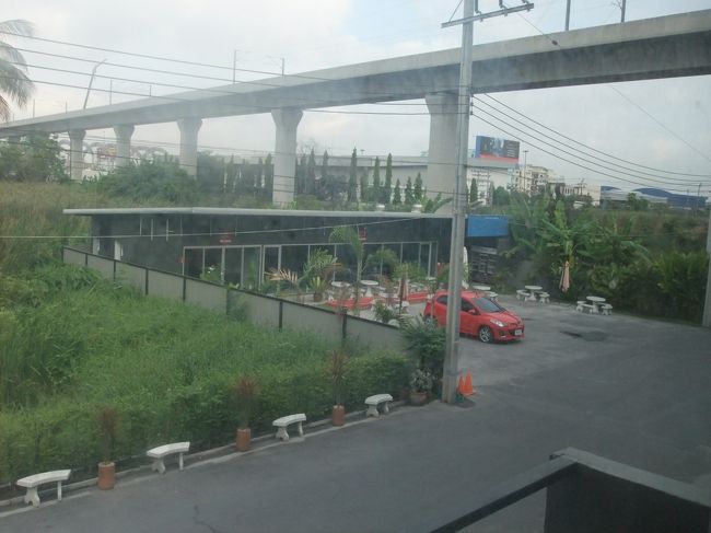 バンコク到着して、早速プレミアムレーンで入国。<br />快適〜♪<br /><br />今日は空港近くのネストブティックホテルに泊まります。<br />送迎つき1,600円くらいだったかな。<br />ツインのシングルユースでした。<br /><br />チェックイン後は即寝ます。<br />