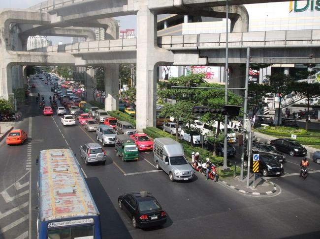 パラゴンの隣のデパートでC＆KとVINCCIを物色。<br />デザインは気に入ったものはあったけど、サイズがことごとくなくて、１足だけお買い上げ。<br />私のサイズは35なんだけど、タイ人はこのサイズが多いんかな？<br /><br />その後はスーパーで買出し。