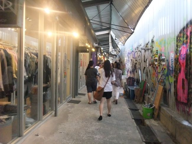 バリニーズも好きだけど、タイ古式もいいよね〜♪<br /><br />スッキリしたので、BTSでサイアムへ。<br />MBKに行ってみたら、旅行用にも使えそうなミニチークブラシがかわいかったので購入。（250バーツ）<br /><br />そして、次に向かうのはもちろん。。。