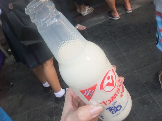 サイアムですることは、あと仕事靴を買うことだけど、荷物になるので先にカオサンに行くか〜。<br /><br />バス停付近で、通りすがりに半ば強引に持たされた（イベントで配ってたみたい）ドリンク。<br />味はまぁ見たまんま。<br />変に甘くて途中でギブ。