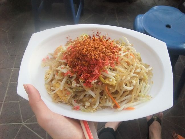 野菜＆卵のパッタイ。（25バーツ）<br /><br />赤いのかけすぎ？笑<br />でも食べたことのある人にはわかるおいしさ。<br />