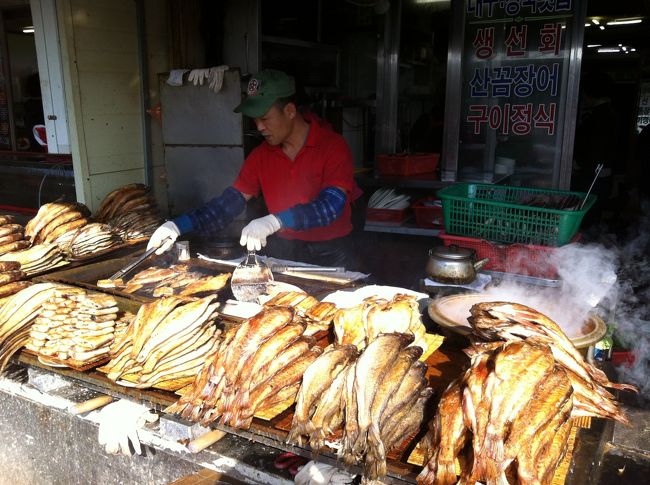 朝食は、決めてあった焼き魚定食です。もし行かれる方は、何軒か同じような店があるのですが、「キョンブクテブフェッチム」というお店をお勧めします。我々は今回が３度目。ふわっとしたジューシーな魚をぜひ頂いてください。