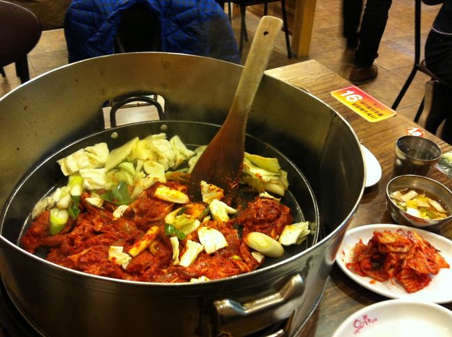 おおぶりの鶏肉とトッポッキや野菜が、コッチュジャンと非常にうまく調和しています。これもおいしい。この中に、ラーメンとライスを追加し満腹感一杯です。