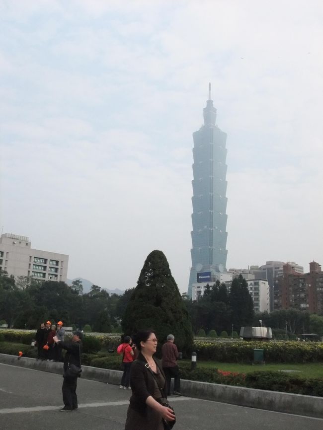 次はどこ行く〜？<br />と話していたら、ナヨンが国父記念館に行きたいと。<br />１人じゃきっと行かないし、行ってみることに。<br /><br />ここ、台北101がキレイに見えるんだ〜☆<br />