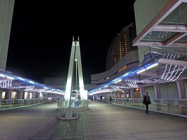 2225みなとみらいに到着，コンビニでビールなどを買う