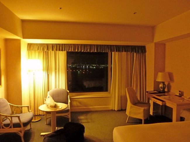 部屋の広さは良い．さすが五つ星ホテル．デスクも一定の大きさがある