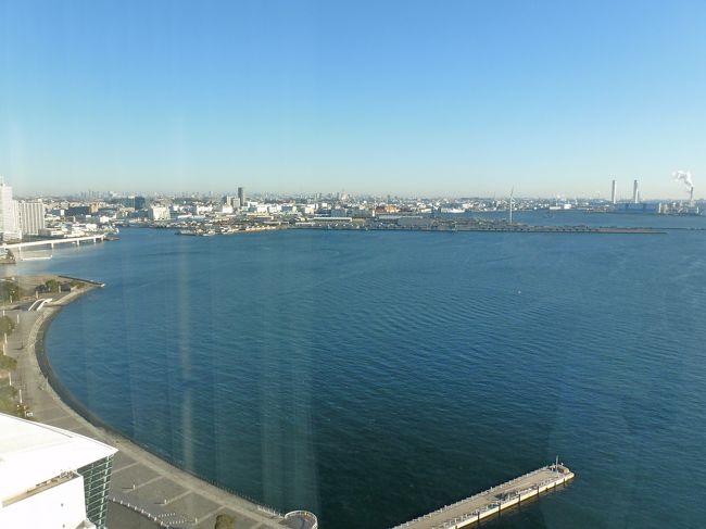 会議が国際会議場で0700-0800まで朝食付であった．0818に帰ってからの写真．冬の横浜らしい晴れた空