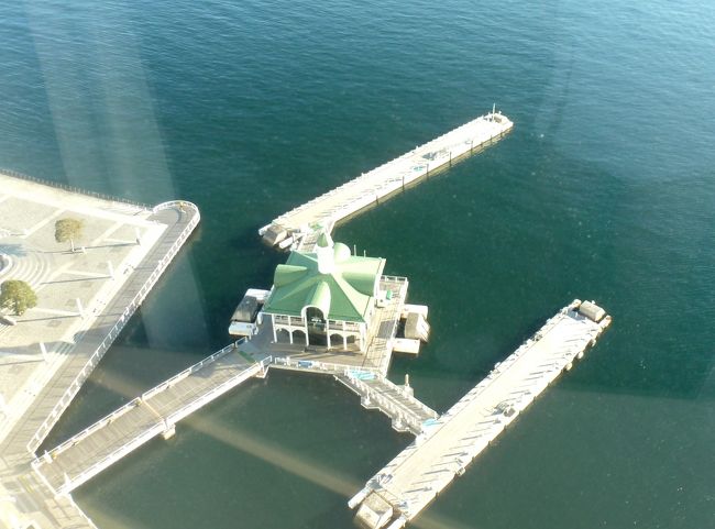 直下の桟橋．0830から学会が始まり，1300まで横浜に，それから午後の仕事をしに職場へ