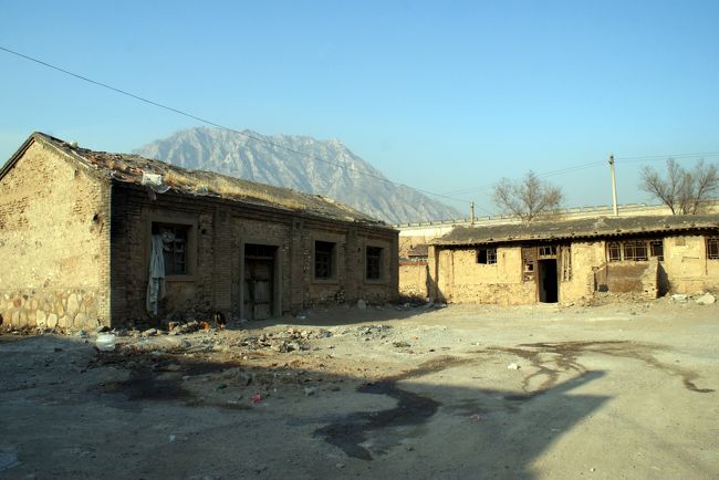 通りから外れるとこのように少々荒れた家もあります。<br />