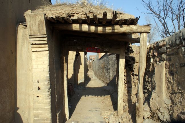 大通りからは南北にこのように土壁の狭い路地が…<br />