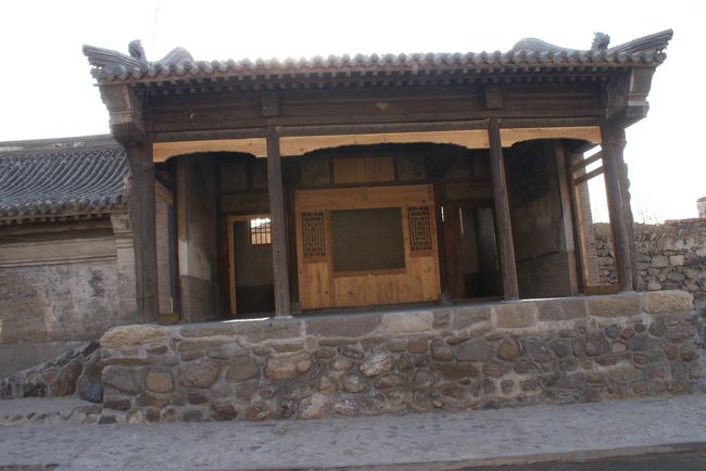 しばらく歩くと左側に戯台がありました<br />