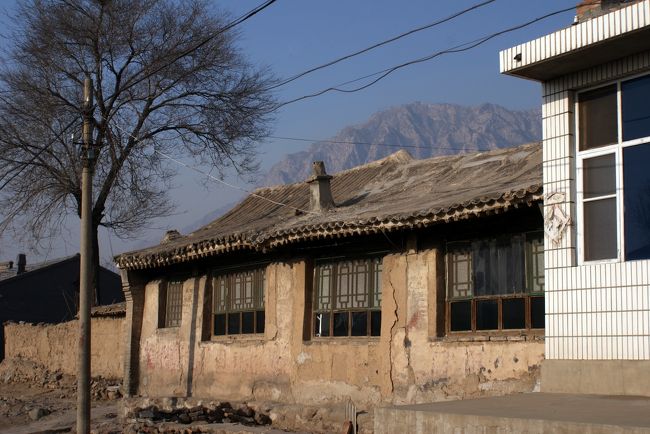 高い建物がないのでどこからも鶏鳴山が顔をだします。<br />
