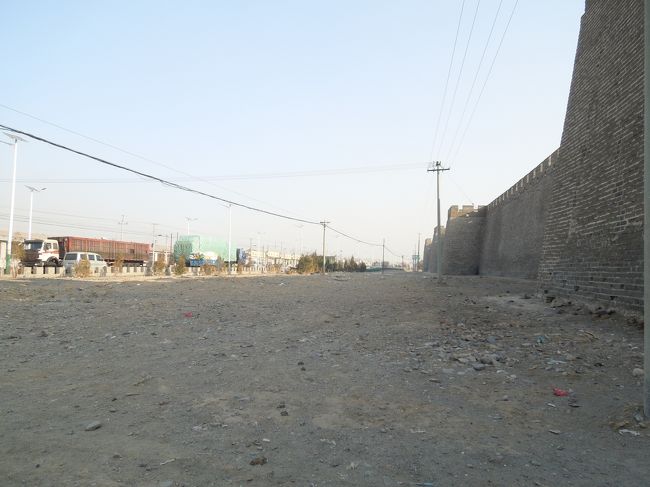 城外に出たところ<br />馬面も形だけのように小さいです<br />