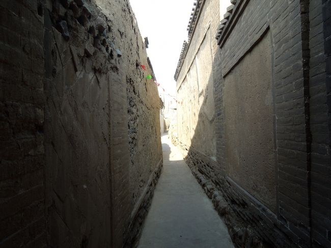 横は屋根つきの路地になっていました。<br />あとでまた戻ってきた時に、この奥が西太后の宿泊場所という事が判明しました。<br />