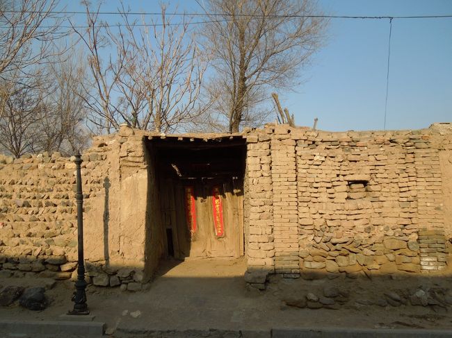 壁はどうやら版築と言うより煉瓦を積み上げて土を上塗りしてるんですね。<br />