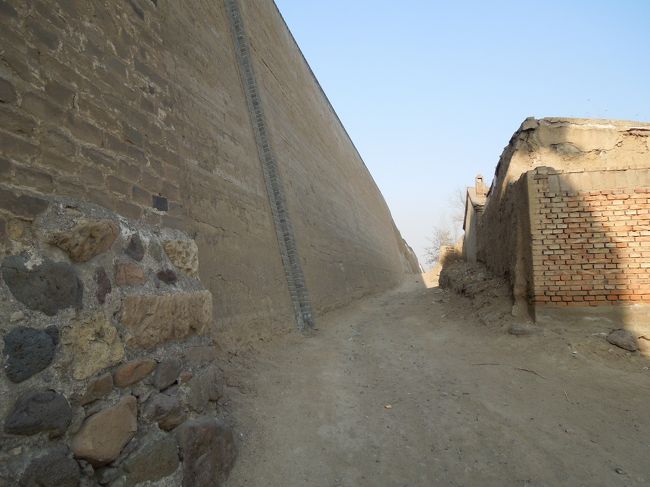 500mほど歩いたでしょうか。<br />西側の城壁にたどり着きました。<br />