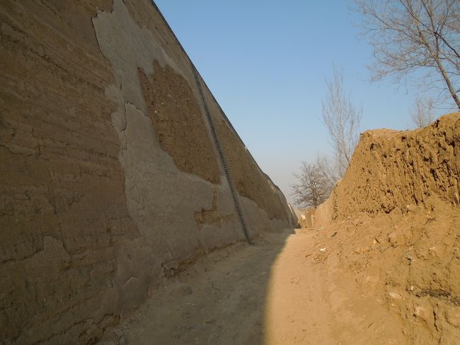 そのまま城門を外に出るのでなく、城壁沿いに城内を歩きます。<br />