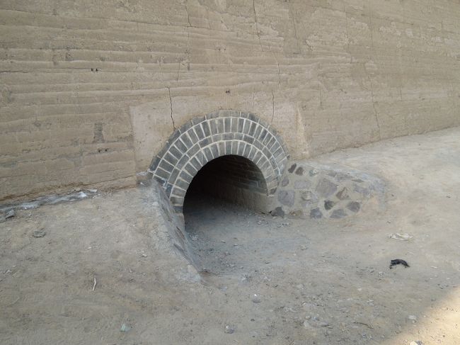 で、城壁に開けられた穴<br />実は下花園から城壁の外側をタクシーで走っているとき、このような通路を確認しました。<br />「あそこから入れば、逃票できるじゃん」と<br />でも、チケットを買わなければ各施設には入れません<br />