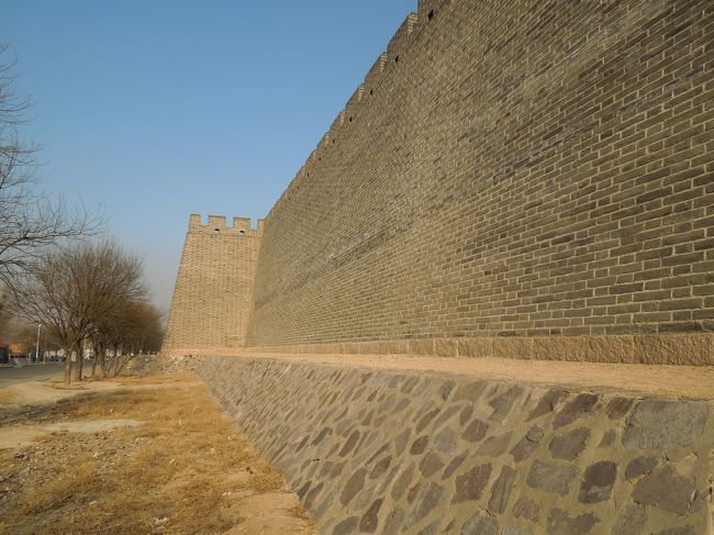 折角なので小さな穴から身をかがめて城壁外に出てみました。<br />