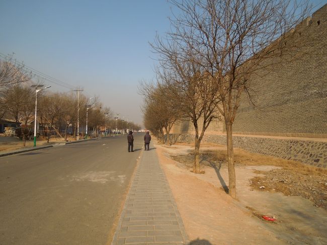 城壁の外側です。外側は煉瓦で覆われすっかり整備されてます。<br />