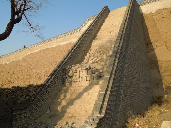 先ほど、北側の中間の城壁の上から見た階段です。<br />なるほど、これからステップにレンガをはって…<br />作成中だったのですね<br />