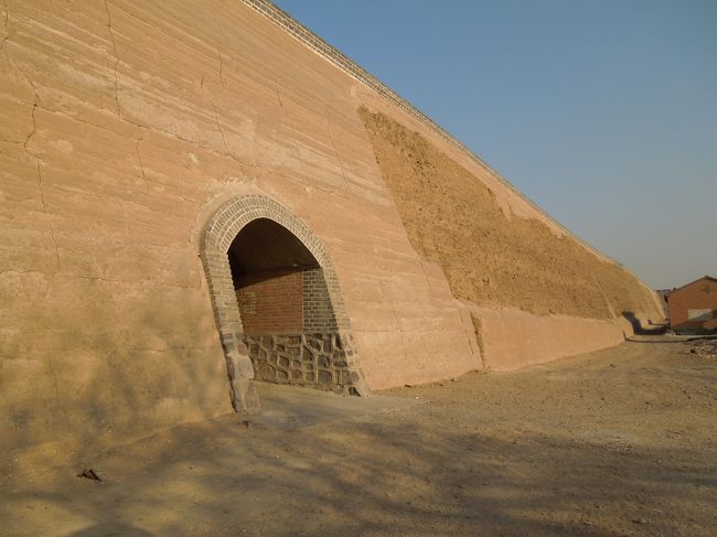 北側の城壁には大きな通用門が開けられてました。<br />城外に出てみましょう。<br />来るとき車から見えたのはここだったのね