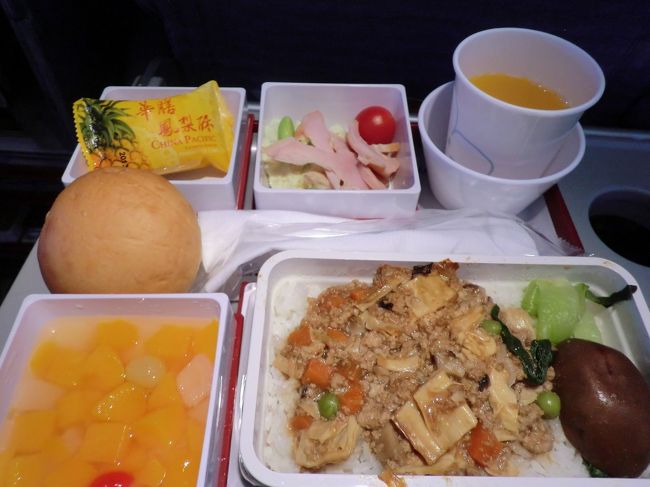 チャイナエアライン台北〜ホーチミン間。<br />珍しくビールではない（笑）<br />