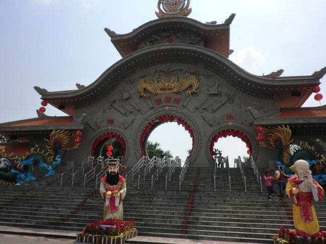 ローカルバスで小１時間。<br />魅惑の場所スイティエン公園へ。<br />門がやたらでかい。