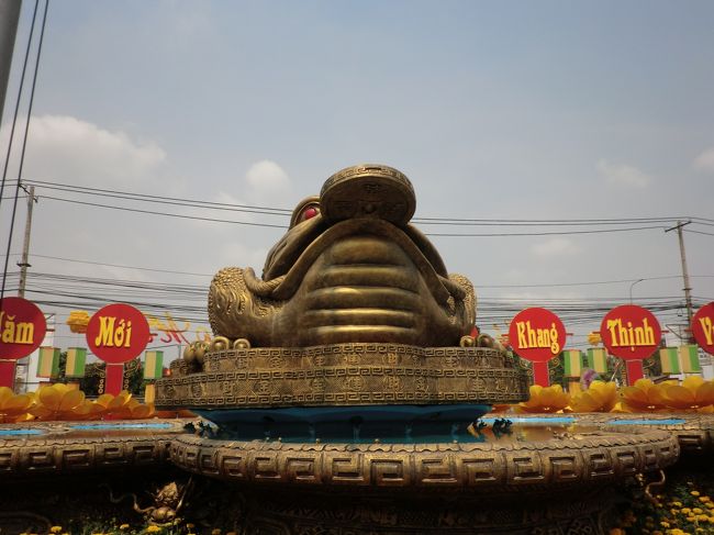 銭をくわえた蛙。<br />これもやたらでかい。<br />金運アップしそー！！