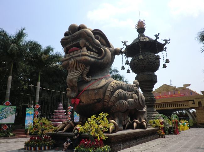 狛犬っぽいやつ。やたらでかい。