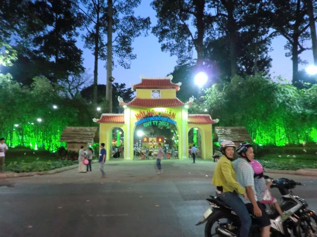 ナイトマーケットをやっていた。