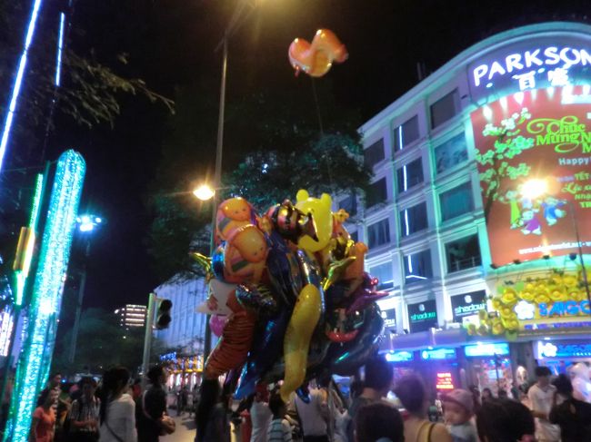 大晦日を前に、ドンコイ通りでは歩行者天国となっています。<br />風船が売られたりして、お祭りのよう。