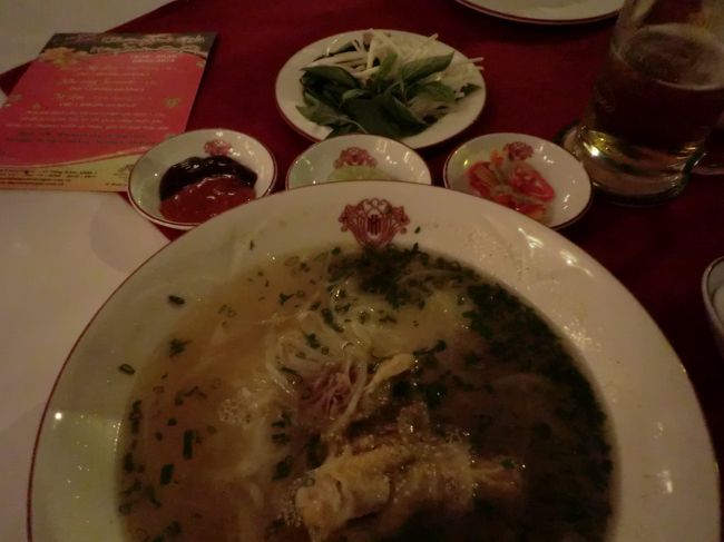 余ったベトナムドンを使い切るために、ホテルのレストランでフォーを食べる。実は２人前はある。だけど、あっさりしてて美味しいから、ぺろっと食べちゃいました。