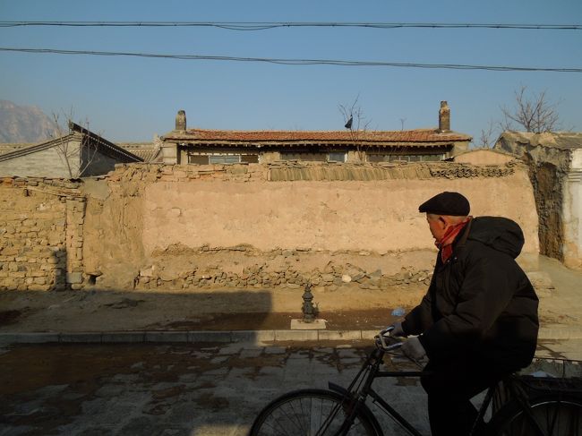 人通りはほとんどないけど天気は良いし、しばらくここで通行人を観察しましょう<br />