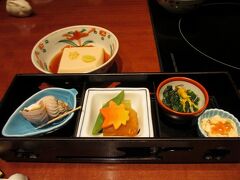 夕食は、京橋の「美々卯」。
大阪のお店ですが、実は初めてです(^^ゞ
術後に腸が弱ってしまって、消化の悪い物は食べられないので、私の希望で。
快気祝いと誕生日祝いを兼ねて、うどんすきをご馳走になってきました♪
こちらは、前菜です。