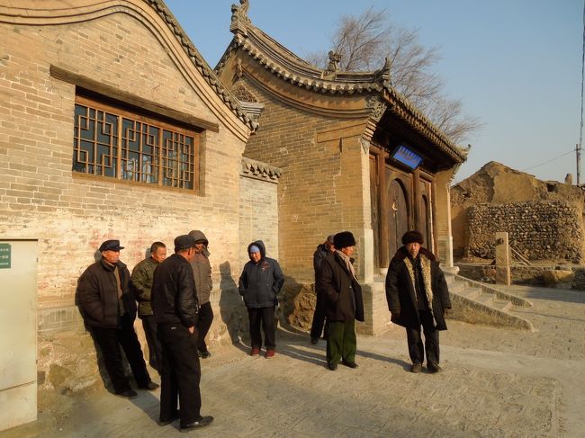 ﾒｲﾝｽﾄﾘｰﾄの北側にもう一本東西に走る準ﾒｲﾝｽﾄﾘｰﾄがあります。<br />その道を東に向かって行きます。<br />近所のおじさんたちが日向ぼっこしてました。<br />文昌宮です<br />