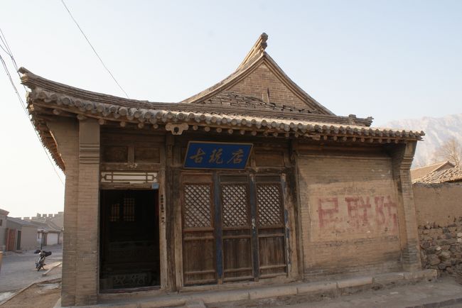 中は骨董品のガラクタが少々…<br />