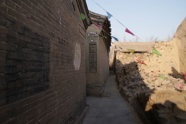 教えてもらった横の路地を入ってゆくとそれらしき装飾が…<br /><br />