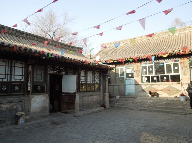 左側の家がそれだそうです。<br />入ってみましょう