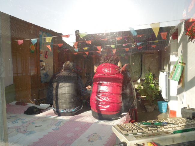 その四合院で、皆さん随分熱心に打ち合わせ…<br />と思ったら、雀卓を囲んでました。