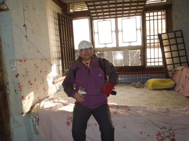 寝床でも「ここに座って」と一枚…<br />