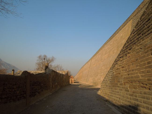 城壁沿いに北側に向かいます。<br />