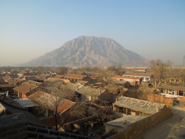 もう一度、東門から城壁の上に登って、鶏鳴山と対峙<br />