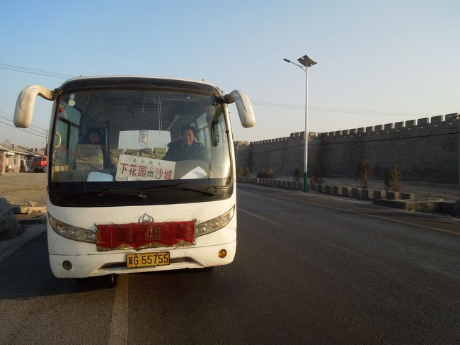 北門から出ると通りの向こうにバスが停まってました。<br />ラッキー！<br />下花園行きのバスです。<br />